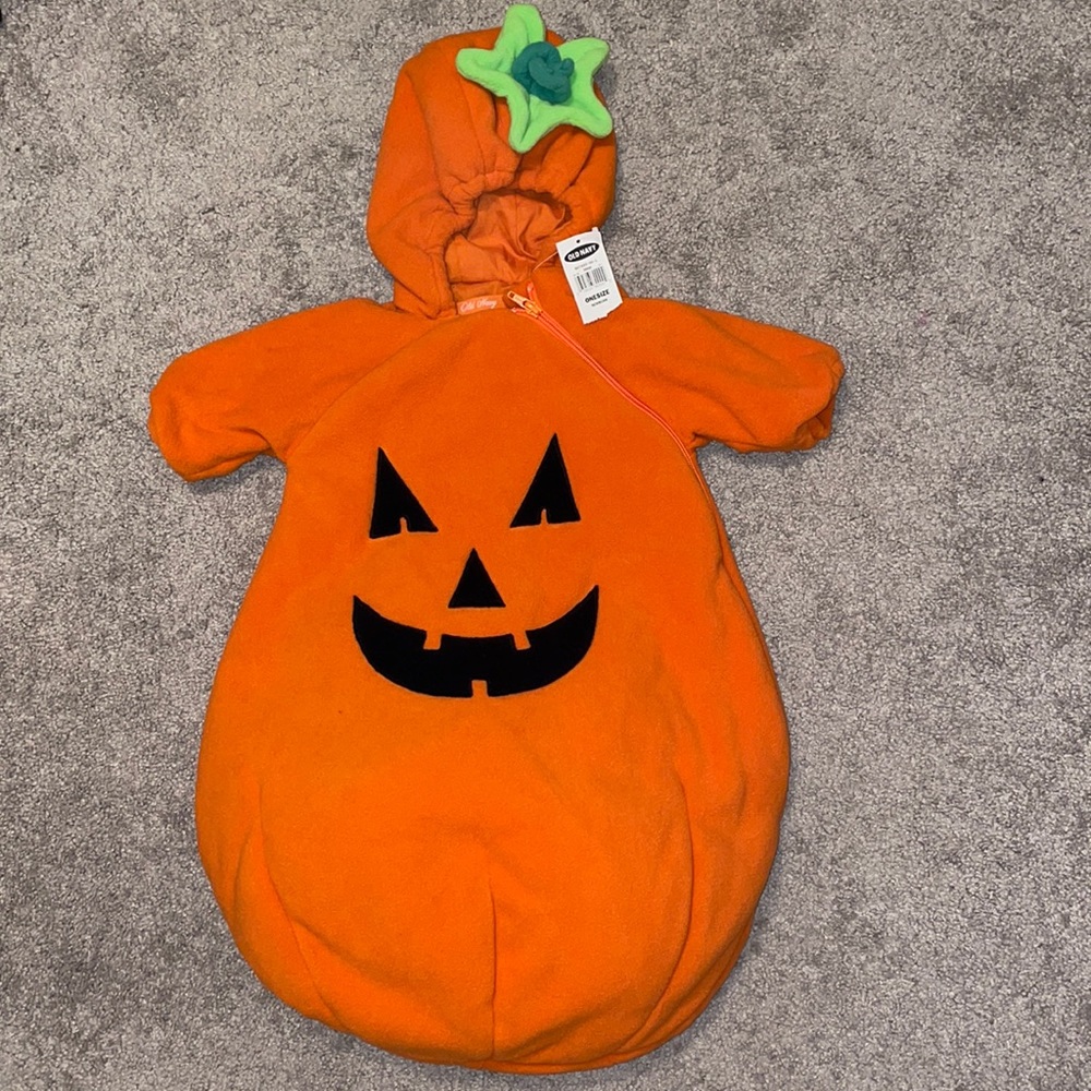 NEW baby pumpkin Halloween costume one size newborn 0-3 months plush bunting